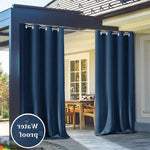 Rideaux extérieurs bleu marine pour terrasse, parfaits pour créer un espace privé et protégé en extérieur. Idéal pour embellir et personnaliser votre véranda ou pergola tout en ajoutant une touche élégante à votre jardin. Protégez-vous du vent et du soleil avec ces rideaux fonctionnels et esthétiques, facilement installables grâce à leurs anneaux intégrés.