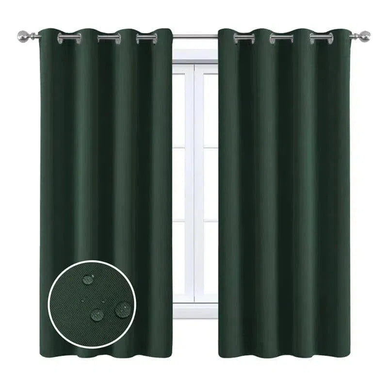 Rideaux opaques vert foncé pour fenêtre, offrant une protection efficace contre la lumière. Design moderne avec œillets métalliques pour une installation facile. Parfait pour ajouter une touche élégante à votre intérieur. Idéal pour le salon, la chambre ou tout autre espace nécessitant un contrôle lumineux optimal.