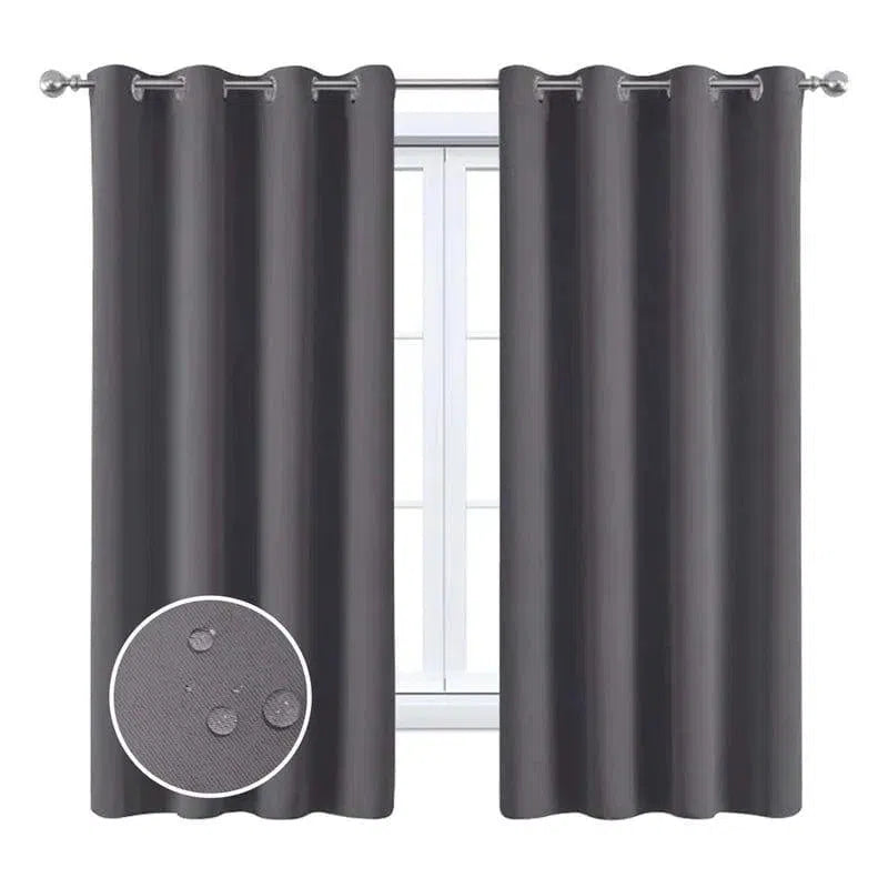 Rideaux opaques couleur anthracite avec œillets métalliques, parfaits pour bloquer la lumière et ajouter une touche élégante à votre intérieur.