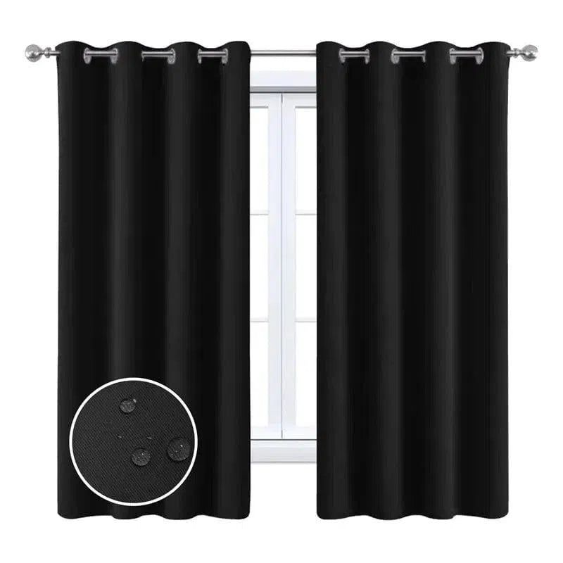 Rideaux opaques noirs avec œillets, parfaits pour bloquer la lumière extérieure et offrir une intimité optimale. Accessoire décoratif idéal pour le salon ou la chambre. Design élégant et moderne qui s'intègre facilement dans tout type de décoration intérieure.