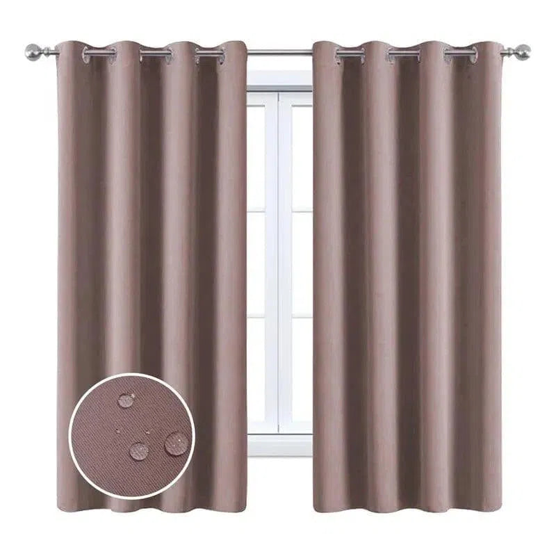 Rideaux opaques beige avec oeillets, installés sur une tringle métallique, créant une ambiance élégante et moderne dans une pièce. Représentation en gros plan de la texture du tissu montrant la résistance à l'eau, idéals pour bloquer la lumière et assurer l'intimité à domicile.