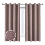 Rideaux opaques beige avec oeillets, installés sur une tringle métallique, créant une ambiance élégante et moderne dans une pièce. Représentation en gros plan de la texture du tissu montrant la résistance à l'eau, idéals pour bloquer la lumière et assurer l'intimité à domicile.