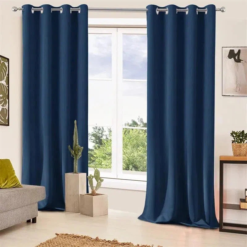 Rideaux bleus élégants pour salon moderne, offrant une touche de couleur à la décoration intérieure, avec anneaux argentés pour une suspension facile. Ils sont parfaits pour habiller les fenêtres et créer une ambiance accueillante et chaleureuse dans votre maison.