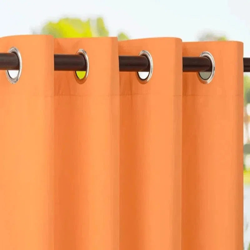 Rideau orange avec œillets métalliques, idéal pour ajouter une touche de couleur vive à votre décoration intérieure. Ce rideau moderne, accroché à une tringle sombre, offre une finition élégante et est parfait pour le salon, la chambre ou la salle à manger. Améliorez l'ambiance de votre pièce avec ce rideau estival qui assure également une légère filtration de la lumière.
