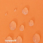 Gouttes d'eau sur une surface orange imperméable, démontrant l'efficacité de la protection contre l'humidité pour des usages quotidiens en intérieur et en extérieur.