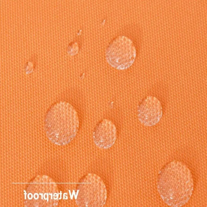 Gouttes d'eau sur une surface orange imperméable, démontrant l'efficacité de la protection contre l'humidité pour des usages quotidiens en intérieur et en extérieur.