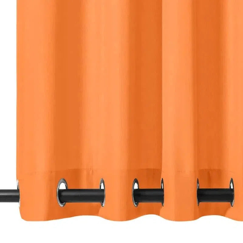 Rideau orange à œillets, parfait pour ajouter une touche de couleur moderne à votre intérieur. Accessoire décoratif idéal pour le salon ou la chambre, offrant une solution élégante pour habiller vos fenêtres et contrôler la luminosité.