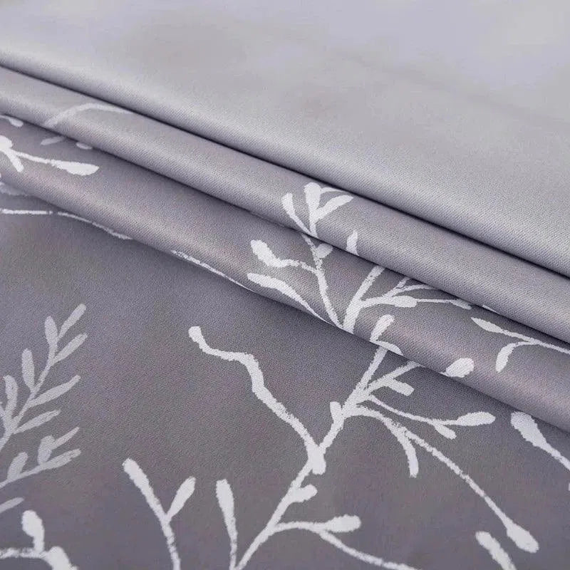 Tissu gris élégant avec motifs végétaux blancs, idéal pour décoration intérieure et ameublement. Design moderne et raffiné, parfait pour apporter une touche naturelle et apaisante à votre espace. Style polyvalent adapté à divers environnements et thèmes de décoration.