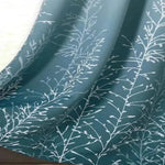 Rideau à motif floral élégant et moderne, parfait pour apporter une touche de sophistication à votre intérieur. Idéal pour le salon ou la chambre, ce rideau bleu avec des branches blanches ajoute de la profondeur et du style à votre décoration. Accessoire incontournable pour transformer votre espace de vie.