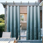 Rideau extérieur bleu avec motif végétal, idéal pour pergola. Crée une ambiance détendue et privée sur la terrasse, parfait pour une décoration harmonieuse. Accessoire fonctionnel pour jardin, offrant une touche esthétique et moderne à tout espace extérieur.