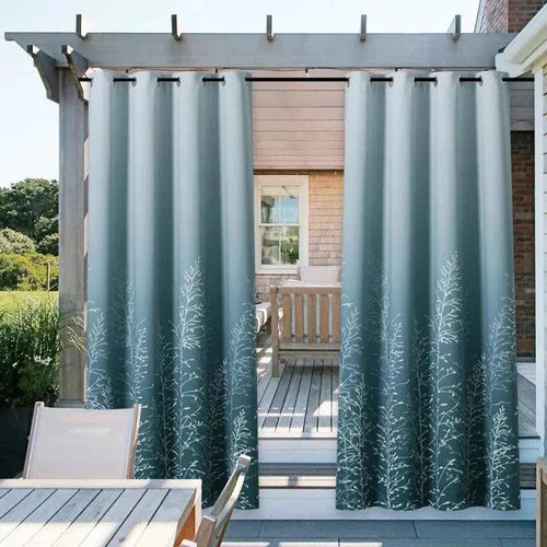 Rideau extérieur bleu avec motif végétal, idéal pour pergola. Crée une ambiance détendue et privée sur la terrasse, parfait pour une décoration harmonieuse. Accessoire fonctionnel pour jardin, offrant une touche esthétique et moderne à tout espace extérieur.