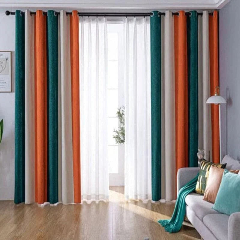 Rideaux modernes colorés pour salon, combinaison de tons orangés, verts et clairs. Finitions élégantes pour améliorer l'esthétique intérieure. Idéal pour créer une ambiance chaleureuse et accueillante tout en permettant un contrôle efficace de la lumière naturelle. Accessoire décoratif incontournable pour un intérieur contemporain et stylé.
