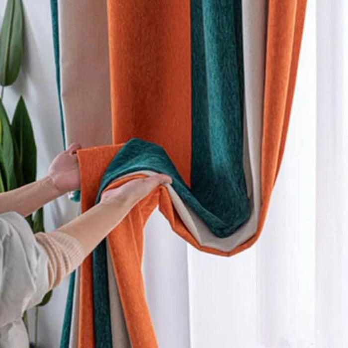 Rideau moderne aux couleurs orange et vert, idéal pour ajouter une touche de chaleur et de style à votre intérieur. Ce rideau élégant offre une ambiance sophistiquée à votre salon, chambre ou bureau, tout en permettant de contrôler la luminosité. L'association des couleurs et le design créent un effet visuel attrayant et contemporain. Parfait pour ceux qui recherchent une décoration intérieure à la fois moderne et fonctionnelle.
