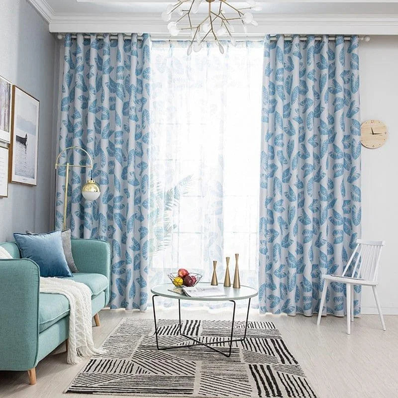 Rideaux élégants avec motif végétal bleu pour salon moderne, ajoutant une touche de fraîcheur et de style. Complément parfait pour un intérieur lumineux, alliant confort et esthétisme. Idéal pour apporter une ambiance apaisante à votre pièce de vie.