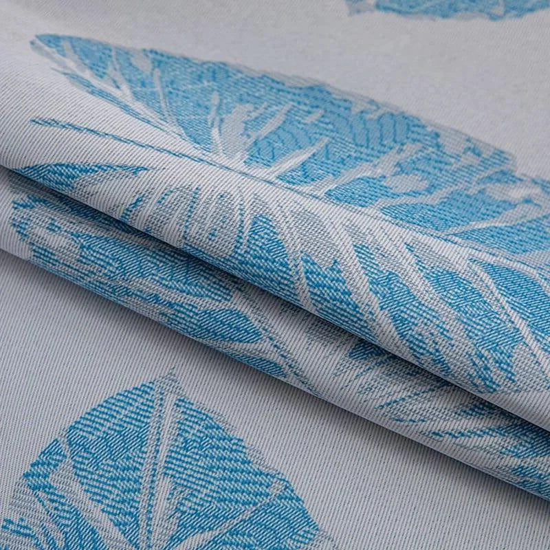 Tissu avec motif de feuilles bleu et blanc, idéal pour la décoration intérieure ou les projets de couture, offrant un design élégant et moderne.
