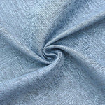 Gros plan sur un tissu bleu à motif géométrique, idéal pour la décoration d'intérieur et l'ameublement. Explorez ce design élégant et moderne pour vos projets de rideaux ou de meubles. Parfait pour apporter une touche de sophistication à n'importe quel espace de vie.