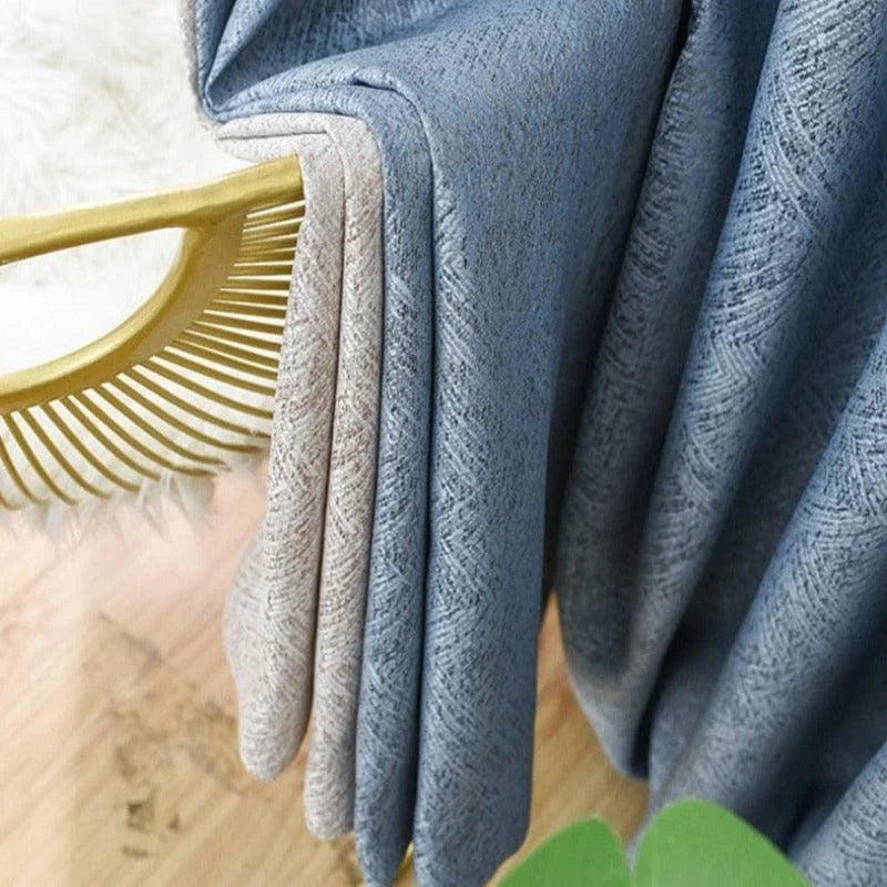 Rideaux élégants à motifs, drapés avec soin, ajoutant une touche moderne à n'importe quel intérieur. Idéal pour le salon ou la chambre, disponible en plusieurs teintes subtiles.
