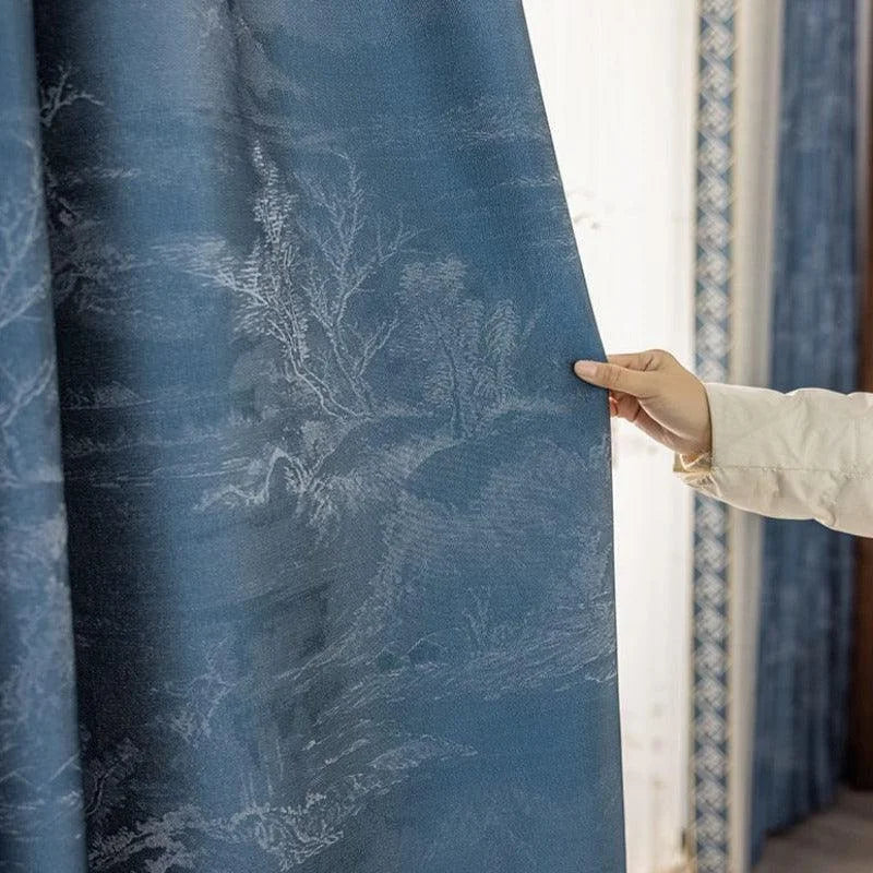 Voilage bleu élégant avec motif floral, parfait pour ajouter une touche sophistiquée à tout intérieur. Design raffiné et discrète, ce rideau apporte une ambiance chaleureuse et accueillante à votre maison. Idéal pour le salon ou la chambre, il s’intègre harmonieusement dans différents styles de décoration.