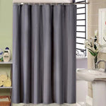 Rideau de douche gris moderne et élégant pour salle de bain, idéal pour préserver l'intimité et apporter une touche de sophistication à votre espace. Facile à installer avec des anneaux inclus, ce rideau s'adapte parfaitement à tout type de décoration intérieure. Parfait pour transformer votre salle de bain en un lieu chic et accueillant.