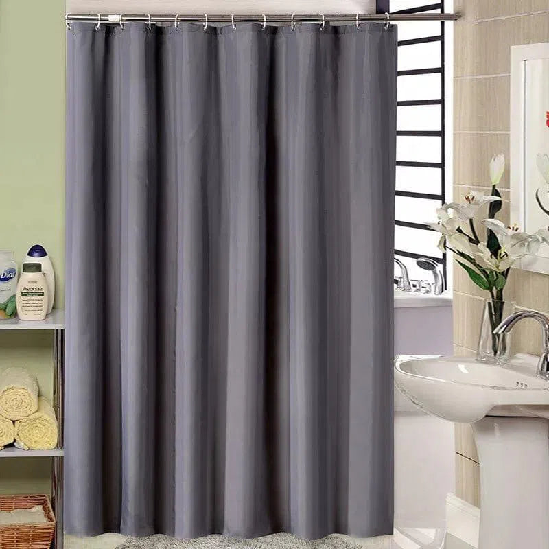 Rideau de douche gris moderne et élégant pour salle de bain, idéal pour préserver l'intimité et apporter une touche de sophistication à votre espace. Facile à installer avec des anneaux inclus, ce rideau s'adapte parfaitement à tout type de décoration intérieure. Parfait pour transformer votre salle de bain en un lieu chic et accueillant.