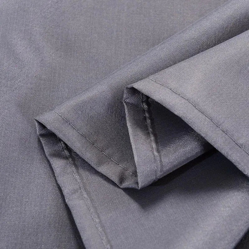 Serviette de table grise élégante, idéale pour une décoration de table moderne. Cette pièce est parfaite pour ajouter une touche sophistiquée lors de vos réceptions et dîners, offrant une présentation soignée et raffinée.
