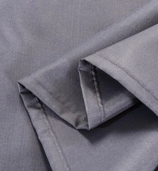 Serviette de table grise élégante, idéale pour une décoration de table moderne. Cette pièce est parfaite pour ajouter une touche sophistiquée lors de vos réceptions et dîners, offrant une présentation soignée et raffinée.
