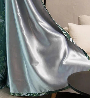Rideau élégant avec motif de feuilles tropicales, idéal pour ajouter une touche de modernité et de fraîcheur à votre salon ou chambre à coucher. Ce modèle de rideau est parfait pour créer une ambiance chaleureuse et accueillante tout en préservant votre intimité. Son design raffiné s'intègre facilement dans tout type de décoration intérieure. Accessoire incontournable pour transformer votre espace de vie.