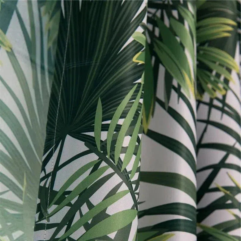 Rideau imprimé motif tropical vert, design de feuilles exotiques luxuriantes pour une décoration intérieure moderne et rafraîchissante. Parfait pour ajouter une touche de nature à votre salon ou chambre, créant une atmosphère apaisante et élégante. Idéal pour les amateurs de décoration botanique et contemporaine.