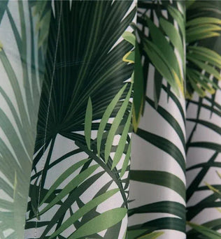 Rideau imprimé motif tropical vert, design de feuilles exotiques luxuriantes pour une décoration intérieure moderne et rafraîchissante. Parfait pour ajouter une touche de nature à votre salon ou chambre, créant une atmosphère apaisante et élégante. Idéal pour les amateurs de décoration botanique et contemporaine.