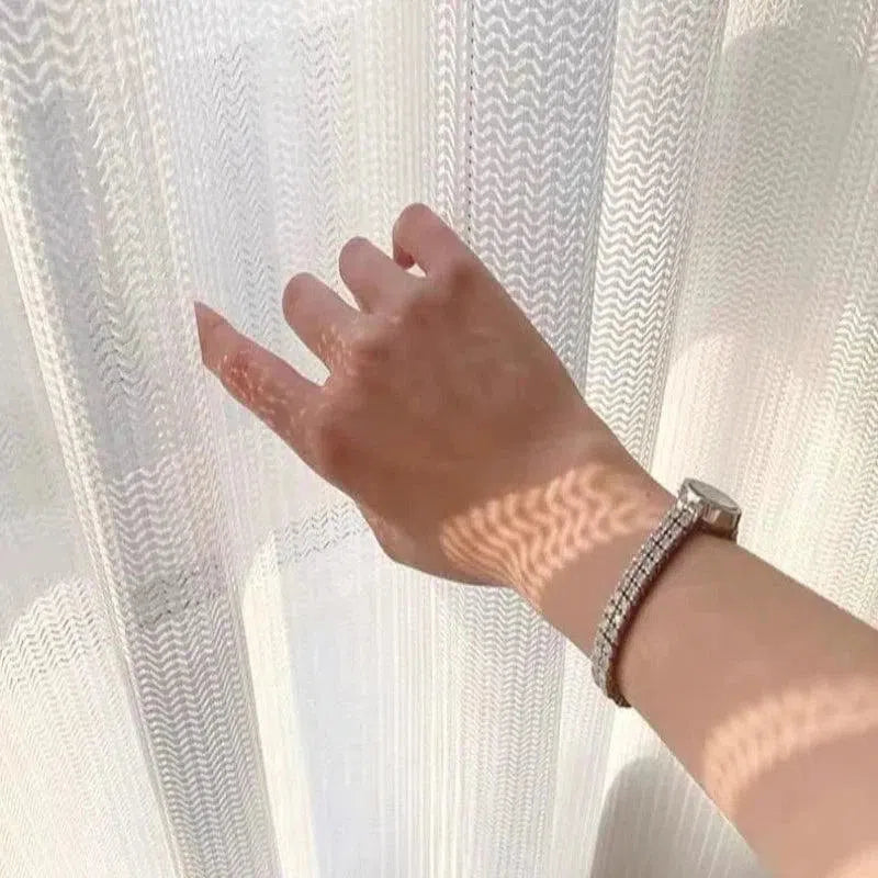 Montre élégante pour femme avec bracelet brillant, idéale pour ajouter une touche de sophistication à votre tenue quotidienne. Style intemporel, parfait pour les occasions spéciales et la vie de tous les jours. Découvrez ce bijou raffiné qui complète votre look avec élégance.