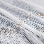 Voilage blanc avec motif géométrique, embellissant votre intérieur avec élégance. Décoration raffinée pour fenêtres, apportant luminosité et style contemporain à votre espace. Accessoire idéal pour une ambiance accueillante et moderne.