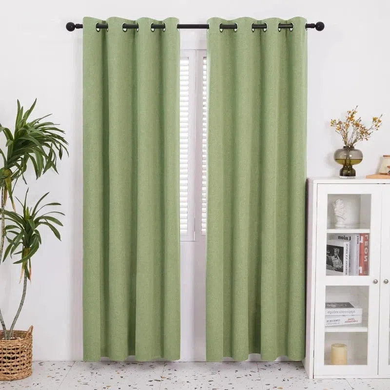 Rideaux verts élégants pour salon, ajoutez une touche de sophistication à votre décoration intérieure. Ces rideaux occultants assurent intimité et contrôle de la lumière, parfaits pour toute pièce. Fixation facile avec œillets pratiques, s'adapte à différents styles de tringles. Optimisez votre espace avec ce choix de décoration moderne et fonctionnel.