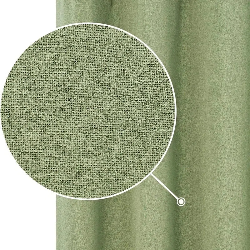Rideau vert élégant pour salon, détail de texture visible. Idéal pour ajouter une touche moderne à votre intérieur. Ce rideau offre une excellente occultation et un style contemporain. Parfait pour créer une ambiance chaleureuse et accueillante. Disponible dans différentes tailles.