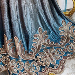 Rideau bleu avec broderies florales dorées et motifs décoratifs, parfait pour apporter une touche élégante et sophistiquée à votre intérieur. Idéal pour un salon ou une chambre, ce rideau allie style et raffinement pour transformer votre espace de vie.