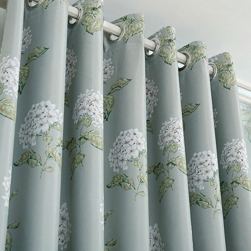 Rideau élégant à motifs floraux verts et blancs, parfait pour ajouter une touche de fraîcheur et de style à votre salon ou chambre. Design raffiné avec œillets, idéal pour une décoration intérieure moderne et accueillante.