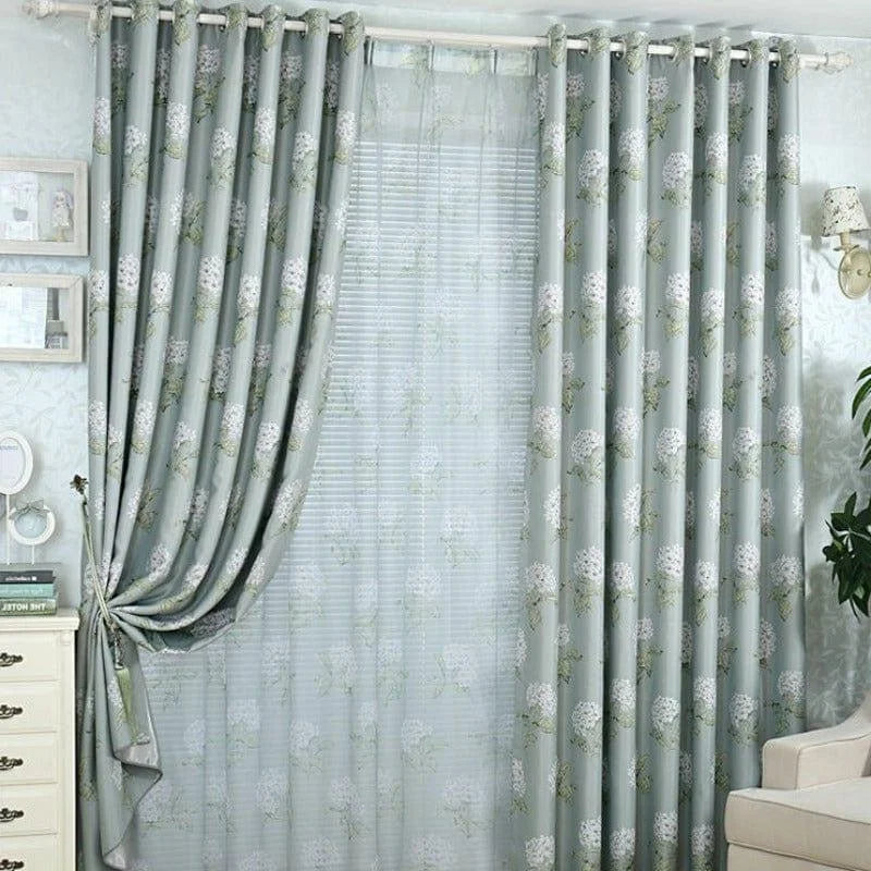 Rideau élégant et moderne avec motifs floraux, idéal pour ajouter une touche de sophistication à votre salon ou chambre à coucher. Design raffiné et couleurs douces offrant un style intemporel et harmonieux. Parfait pour filtrer la lumière tout en créant une ambiance chaleureuse et accueillante dans votre intérieur.