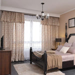 Chambre élégante avec rideaux à motifs floraux, lit confortable et mobilier en bois foncé. Décoration harmonieuse avec un lustre contemporain et un tapis doux, idéale pour créer une ambiance chaleureuse et accueillante.