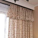 Rideaux élégants aux motifs floraux, parfaits pour apporter une touche romantique et vintage à votre intérieur. Ce design raffiné se marie idéalement avec divers styles de décoration, ajoutant chaleur et charme à toute pièce. Accessoire déco idéal pour salon ou chambre à coucher.