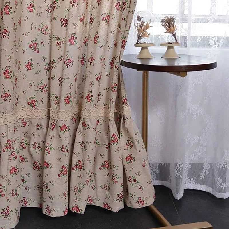 Rideau romantique avec motif floral vintage, idéal pour une ambiance champêtre et chaleureuse. Ce modèle élégant ajoute une touche de charme à tout intérieur. Parfait pour les salons et chambres, il se marie bien avec des décorations classiques. tables et rideaux transparents complètent l'ensemble pour une décoration harmonieuse.