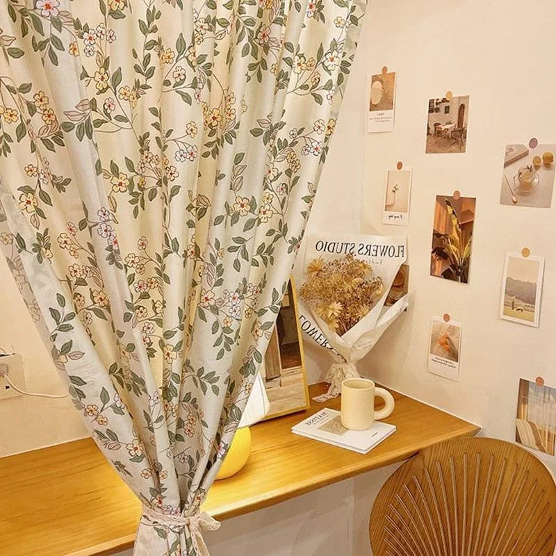 Rideau élégant à motifs floraux, idéal pour décorer un espace de travail ou une chambre, ajoutant une touche naturelle et apaisante à votre intérieur. Parfait pour créer une ambiance chaleureuse avec des accents de nature, il s'intègre facilement à tout type de décor. Doté de couleurs douces, ce rideau embellit l'environnement tout en offrant une intimité précieuse.