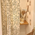 Rideau à motif floral élégant, parfait pour apporter une touche nature et vintage à votre intérieur. Idéal pour séparer des espaces ou embellir une pièce, ce rideau crée une ambiance chaleureuse et accueillante. Complétez votre décoration avec ce style unique et raffiné, qui s'intègre harmonieusement dans tout type de décoration.