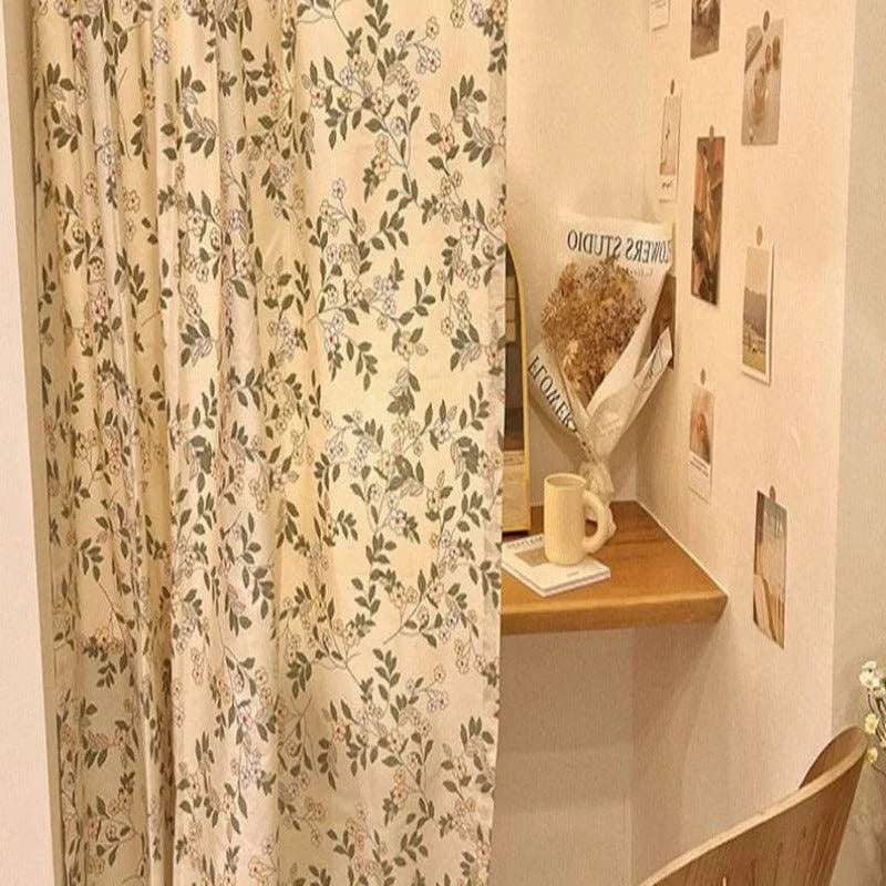 Rideau à motif floral élégant, parfait pour apporter une touche nature et vintage à votre intérieur. Idéal pour séparer des espaces ou embellir une pièce, ce rideau crée une ambiance chaleureuse et accueillante. Complétez votre décoration avec ce style unique et raffiné, qui s'intègre harmonieusement dans tout type de décoration.