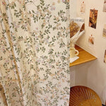 Rideau élégant à motifs floraux délicats, idéal pour apporter une touche de nature et de fraîcheur à votre intérieur. Design harmonieux avec des motifs de feuilles et de fleurs qui s'intègrent parfaitement dans un décor chaleureux et moderne. Accessoire décoratif parfait pour créer une ambiance apaisante dans votre maison.