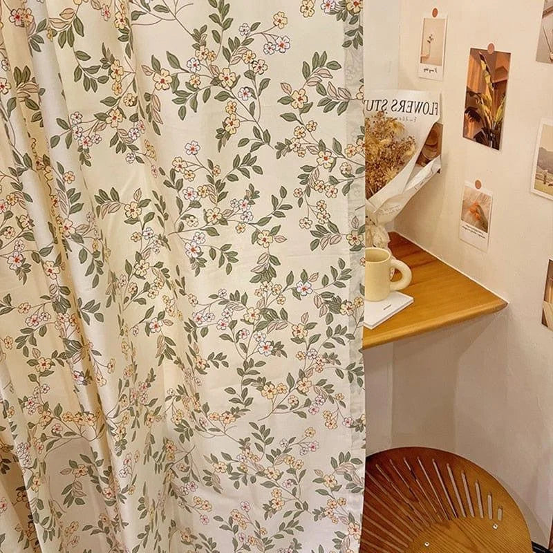 Rideau élégant à motifs floraux délicats, idéal pour apporter une touche de nature et de fraîcheur à votre intérieur. Design harmonieux avec des motifs de feuilles et de fleurs qui s'intègrent parfaitement dans un décor chaleureux et moderne. Accessoire décoratif parfait pour créer une ambiance apaisante dans votre maison.