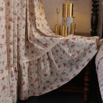 Rideau romantique à motifs floraux roses, idéal pour embellir une chambre à coucher. Son design délicat avec des volants apportera une touche de charme vintage à votre intérieur. Ce rideau élégant s'adapte parfaitement à un décor chaleureux et accueillant. Accessoire de décoration parfait pour une ambiance douce et apaisante.