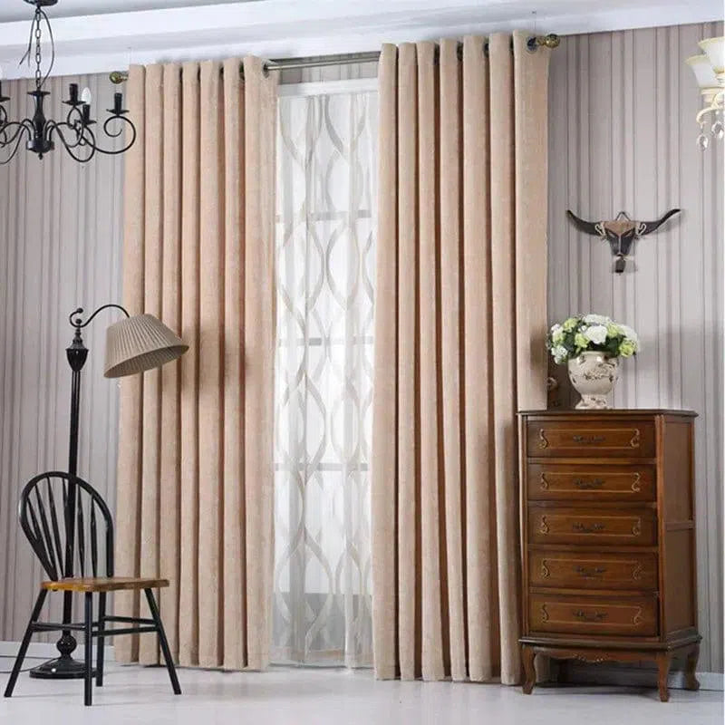 Rideaux opaques beige pour salon élégant. Idéals pour ajouter une touche de sophistication et de confort. Parfait pour une ambiance chaleureuse et moderne, ces rideaux s'adaptent à divers styles de décoration intérieure. Accessoire déco indispensable pour filtrer la lumière et préserver l'intimité.