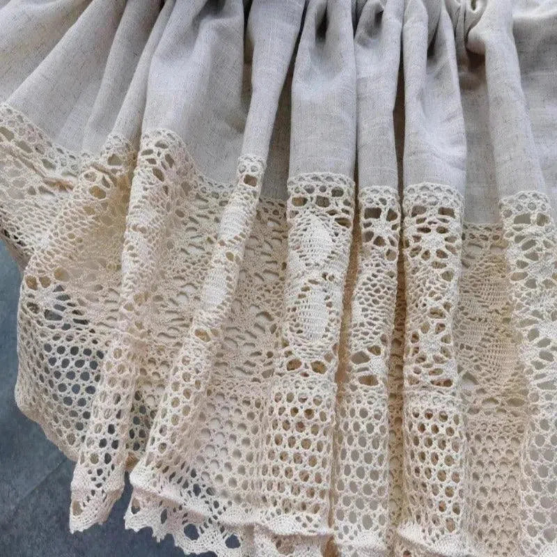 Jupe élégante avec bordure en dentelle, design raffiné et motifs délicats pour un look chic et intemporel. Accessoire idéal pour ajouter une touche de sophistication à votre garde-robe.