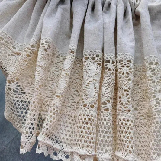 Jupe élégante avec bordure en dentelle, design raffiné et motifs délicats pour un look chic et intemporel. Accessoire idéal pour ajouter une touche de sophistication à votre garde-robe.