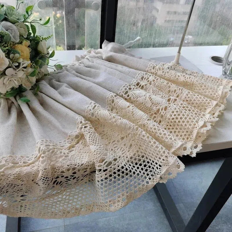 Rideau de fenêtre élégant avec dentelle bohème, idéal pour ajouter une touche vintage et sophistiquée à votre intérieur. Son design délicat et raffiné en fait un choix parfait pour les salons ou chambres à coucher, créant une atmosphère chaleureuse et accueillante. Accessoire de décoration incontournable pour une ambiance chic et cosy.