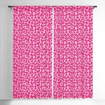 Rideaux élégants au motif léopard rose, parfaits pour ajouter une touche de style et de modernité à votre intérieur. Idéals pour décorer une chambre ou un salon, ces rideaux apportent une ambiance chic et tendance. Faciles à installer, ils complètent avec élégance votre décoration intérieure avec leurs motifs audacieux et contemporains.